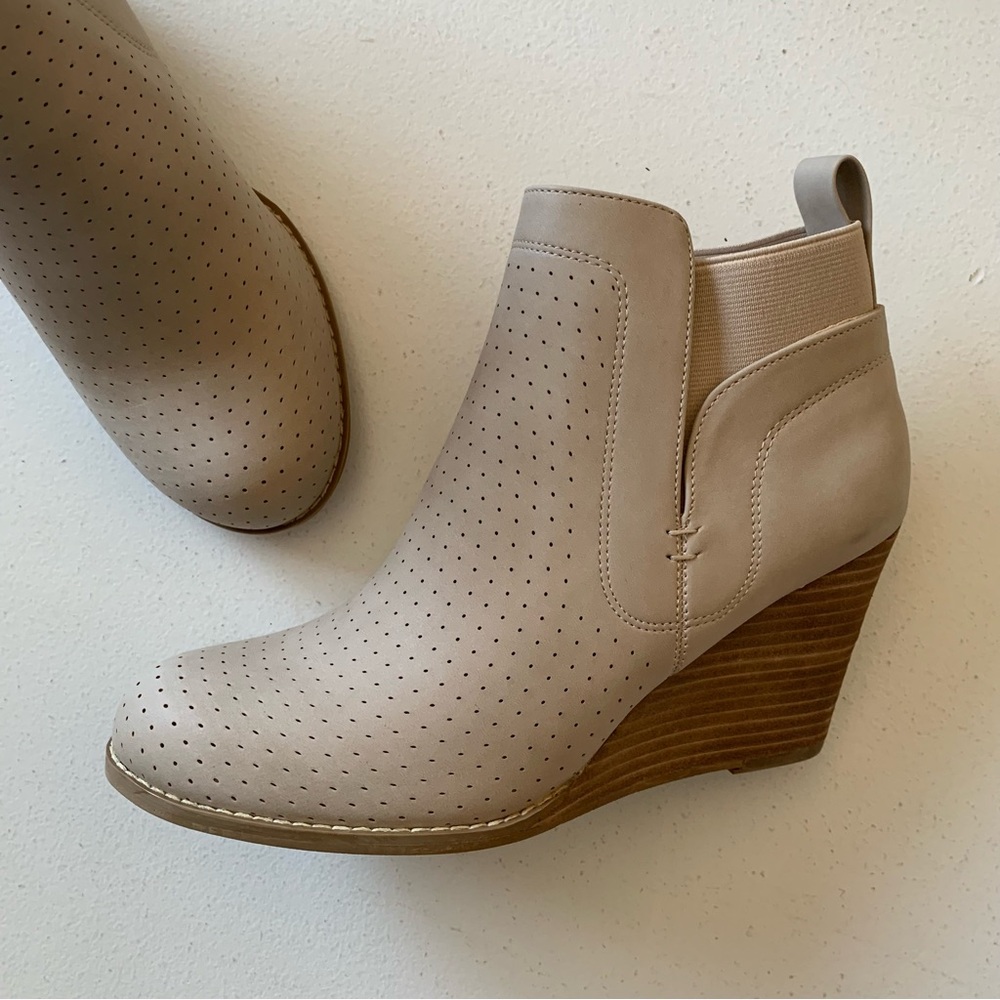 DV Dolce Vita Beige Gerdy Ankle Booties Wedge Heel Size 8 NEW WITHOUT BOX